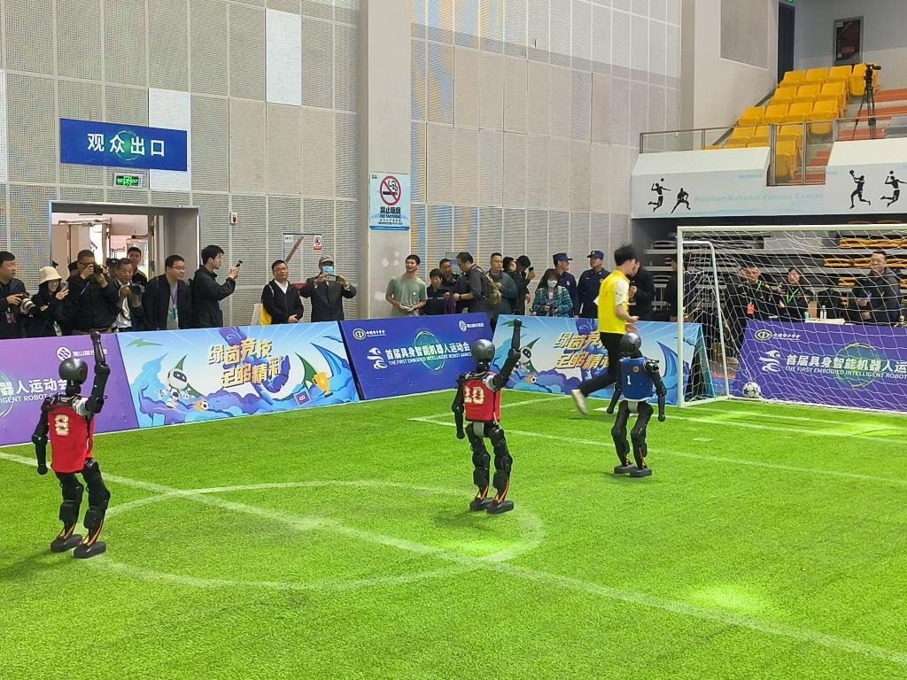 威利·梅斯在其职业生涯中累计获得了 12 座金手套奖，防守与打击同样卓越